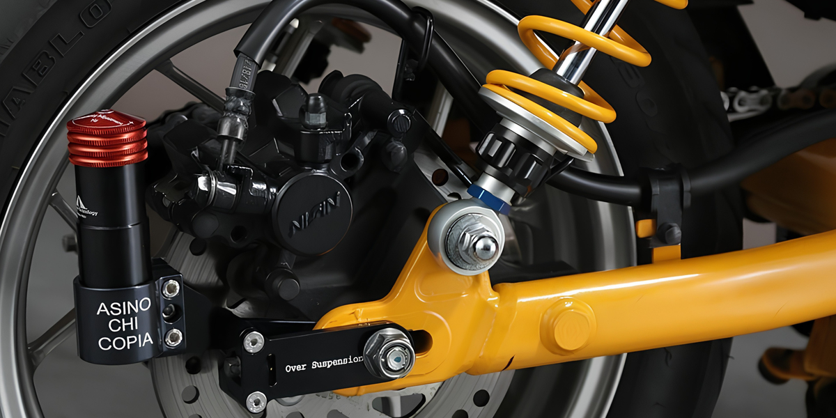 Comparativa entre la suspensión convencional de moto y el Resonador Gravitacional Oversuspension trabajando en distintos rangos de frecuencia Hz