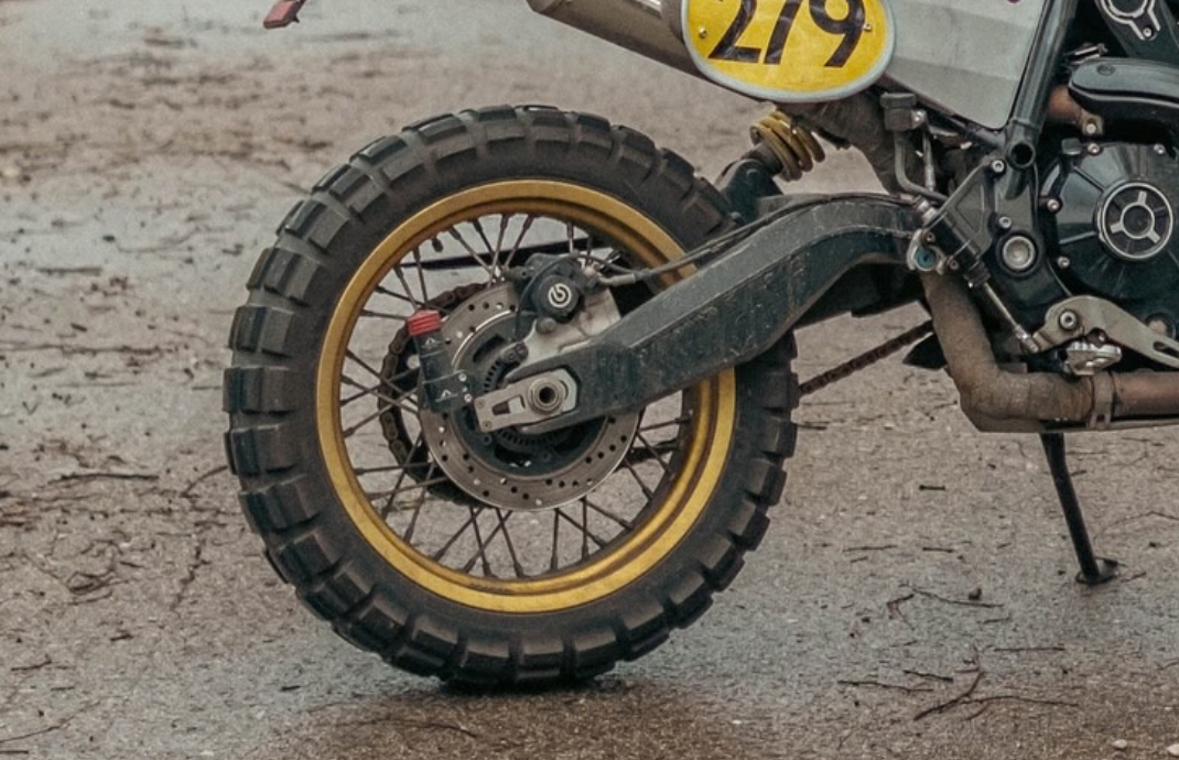Oversuspension instalado en moto trail con llanta dorada – mass damper para moto