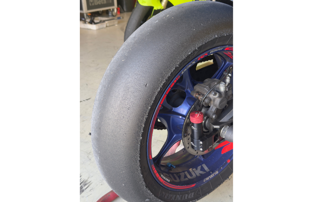 DISPOSITIVO OVERSUSPENSION INSTALADO EN SUZUKI GSXR 1000