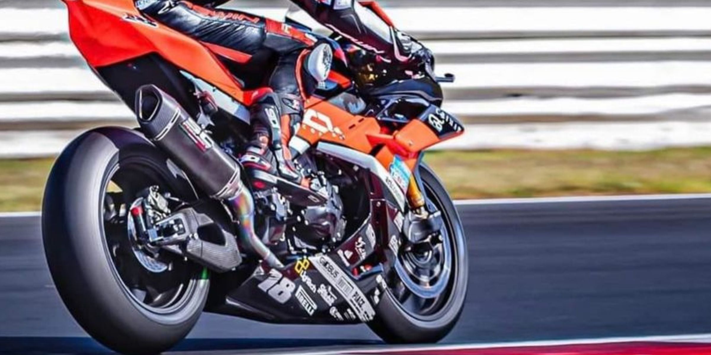 Moto en curva de circuito con neumático trabajando al máximo — suspensión y masa no suspendida