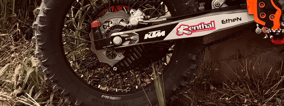 Oversuspension instalado en KTM de enduro con neumático de tacos – más tracción y agarre en tierra