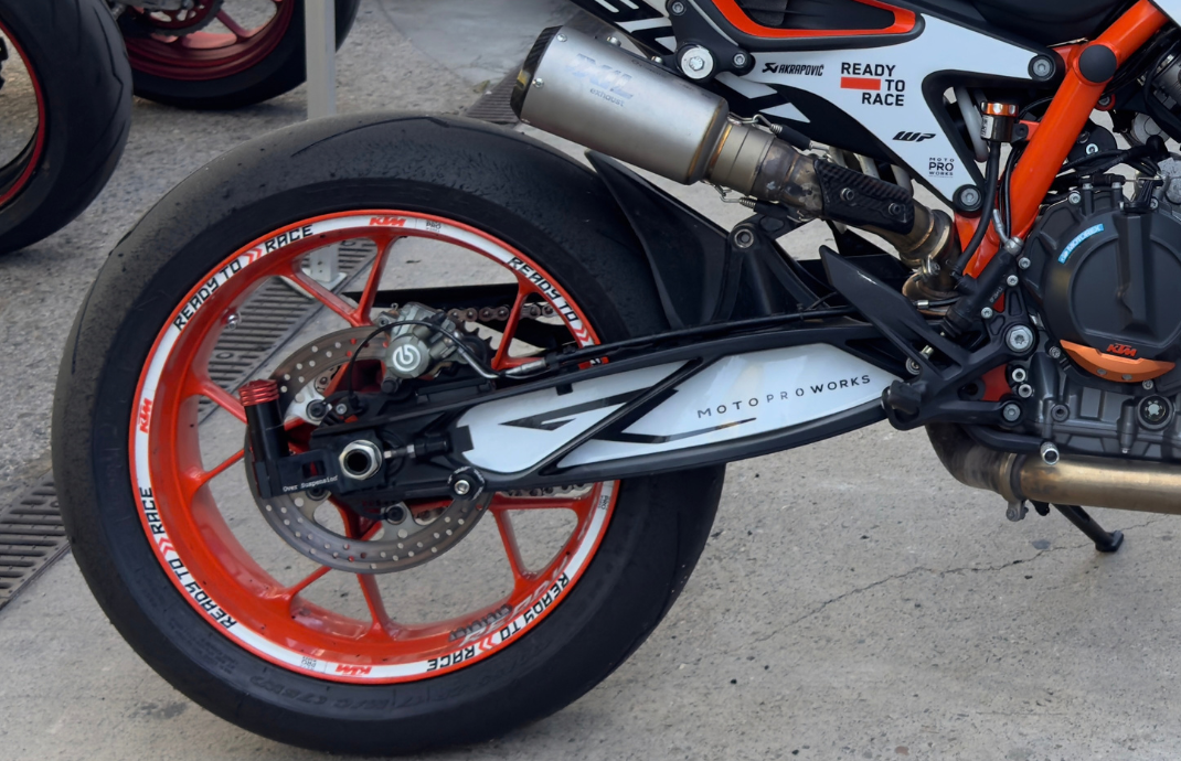 Oversuspension instalado en moto con basculante monobrazo – más tracción y mejor frenada