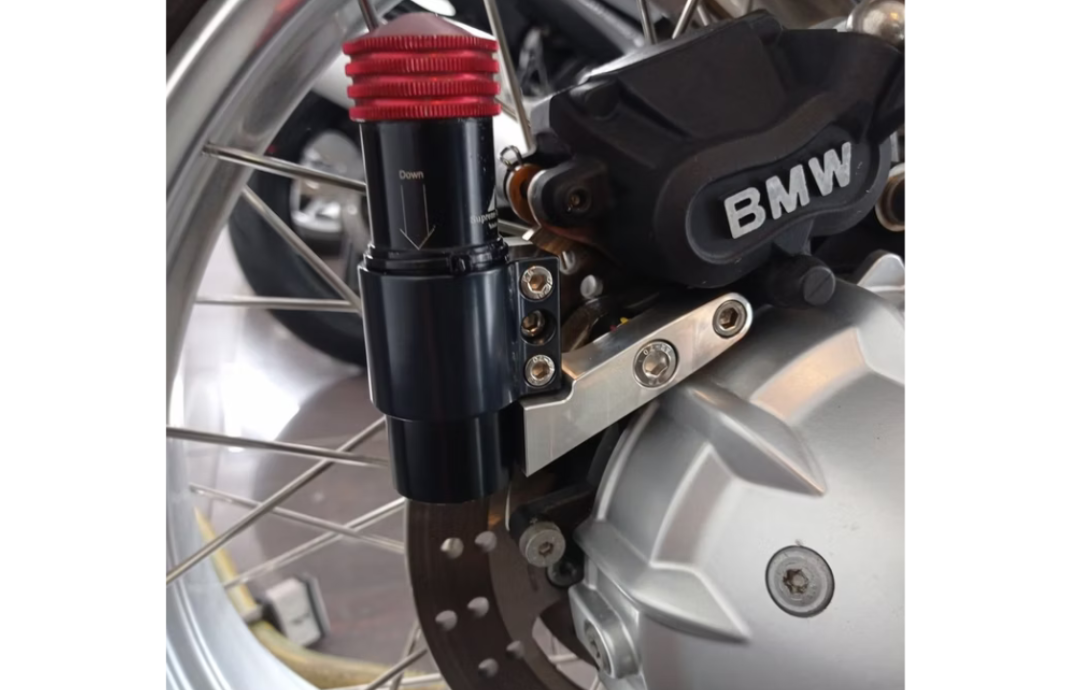 Oversuspension instalado en BMW boxer junto a la transmisión – más control en la frenada