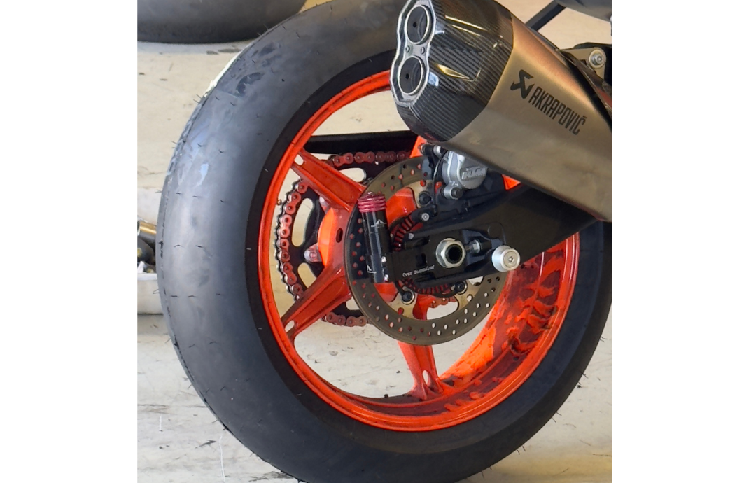 DISPOSITIVO OVERSUSPENSION INSTALAO EN KTM 990 DUKE 